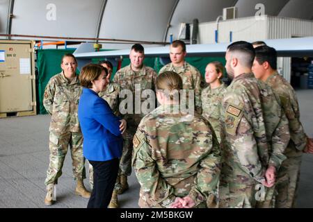 USA Sen. Amy Klobuchar, D-Minn., Visits with Citizen-Airmen of the Minnesota Air National Guard’s 148. Fighter Wing, forward dislozierte Al Dhafra Air Base, United Arab Emirates, 23. Februar 2022. Klobuchar besuchte die Basis im Rahmen eines Besuchs der Vereinigten Arabischen Emirate. Stockfoto