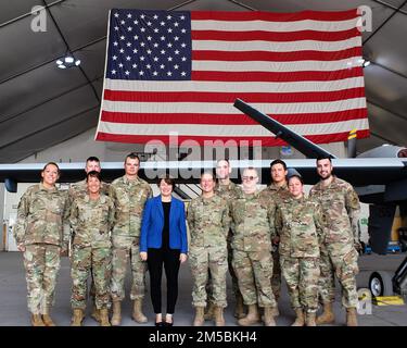 USA Sen. Amy Klobuchar, D-Minn., Visits with Citizen-Airmen of the Minnesota Air National Guard’s 148. Fighter Wing, forward dislozierte Al Dhafra Air Base, United Arab Emirates, 23. Februar 2022. Klobuchar besuchte die Basis im Rahmen eines Besuchs der Vereinigten Arabischen Emirate. Stockfoto