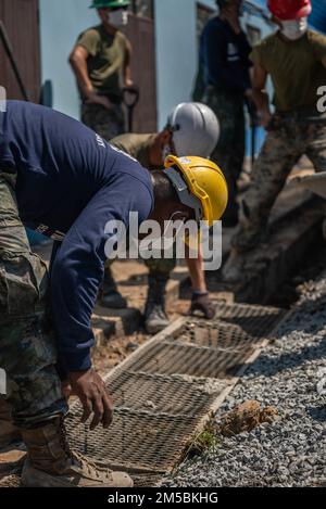 Royal Thai Marine Pvt. Mattrapong Kaeosai, ein Maurer mit dem Baufahringenieur-Bataillon, baut während des Trainings Cobra Gold 2022 an der Wat Khlong Takian School, Chanthaburi, Königreich Thailand, am 23. Februar 2022 eine Schule. Das Royal Thai Marine Corps baute in dieser Zeit zusammen mit den Streitkräften Singapurs und dem 9. Ingenieurstützungsbataillon, der 3. Marine Logistics Group, ein neues Klassenzimmer für die Wat Khlong Takian School, eine Grundschule im Bezirk Khao Khitchakut. Cobra Gold 2022 ist die 41. Wiederholung der internationalen Trainingsübung, die Bereitschaft und Emphas unterstützt Stockfoto