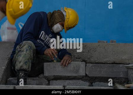 Royal Thai Marine, Jirapon Junkhun, ein Maurer mit der Construction Combat Engineer Unit, legt während der Übung Cobra Gold 2022 in der Wat Khlong Takian School, Chanthaburi, Königreich Thailand, am 23. Februar 2022 Ziegel. Das Royal Thai Marine Corps baute in dieser Zeit zusammen mit den Streitkräften Singapurs und dem 9. Ingenieurstützungsbataillon, der 3. Marine Logistics Group, ein neues Klassenzimmer für die Wat Khlong Takian School, eine Grundschule im Bezirk Khao Khitchakut. Cobra Gold 2022 ist die 41. Wiederholung der internationalen Trainingsübung, die Bereitschaft unterstützt und Koordination betont Stockfoto