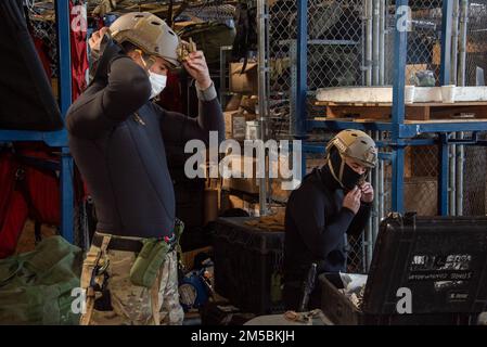 220223-N-DM318-1043 MARINELUFTANLAGE ATSUGI, Japan (23. Februar 2022) Matrosen der Sprengstoffbeseitigung Ausrüstung des Platoon 512 vor der Durchführung einer Übung für die Reaktion auf offene schwimmende Minen. Die NAF Atsugi unterstützt die Kampfbereitschaft des Befehlshabers, der Fluggesellschaft Air Wing FIVE (CVW 5), der Hubschrauberstaffel FIVE ONE (HSM-51) und von 30 weiteren Mietern und leistet logistische Unterstützung, Koordination und Dienste für Einheiten, die dem westlichen Pazifik zugewiesen sind. Stockfoto