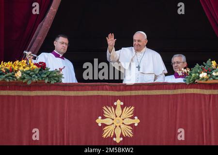 Vatikanstadt, Vatikan. 25. Dezember 2022. Papst Franziskus winkt vom Balkon des Petersdoms mit Blick auf den Petersplatz. (Foto: Stefano Costantino/SOPA Images/Sipa USA) Guthaben: SIPA USA/Alamy Live News Stockfoto