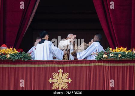 Vatikanstadt, Vatikan. 25. Dezember 2022. Papst Franziskus überreicht seine traditionelle Weihnachtsbotschaft und den Segen „Urbi et Orbi“ vom Balkon des Petersdoms mit Blick auf den Petersplatz im Vatikan. (Foto: Stefano Costantino/SOPA Images/Sipa USA) Guthaben: SIPA USA/Alamy Live News Stockfoto
