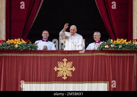 Vatikanstadt, Vatikan. 25. Dezember 2022. Papst Franziskus winkt vom Balkon des Petersdoms mit Blick auf den Petersplatz. (Foto: Stefano Costantino/SOPA Images/Sipa USA) Guthaben: SIPA USA/Alamy Live News Stockfoto