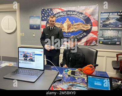 MILLINGTON, Tennessee (23. Februar 2022) – Naval Reserve Officer Training Corps (NROTC) Midshipman 1. Class Joseph Stagoski (links), Senior der University of Memphis, wählt sein erstes US Navy Schiff als LT. Jessica Yang, Navy Staff Command (NPC) Surface Warfare Officer (SWO) Junior Officer Detailer, Überwacht seine Auswahl während der NROTC SWO Ship Selections 2022 bei NPC. Mehr als 250 NROTC-Fähnrich wählten ihre ersten Schiffskommandos über zwei Tage aus, am 23. Und 24. Februar. Stagoski entschied sich für den Kreuzfahrer der Ticonderoga-Klasse USS Philippine Sea (CG 58). Jeder Seeschiffsmann oder Offizierskandidat wählt aus Stockfoto