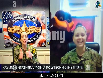 MILLINGTON, Tennessee (23. Februar 2022) -- LT. Noelle Kaufmann (links), Navy Personnel Command (NPC) PERS-412 SWO(N) First Tour Division Officer & New Accessions Detailer, gratuliert Naval Reserve Officer Training Corps (NROTC) Midshipman 1. Class Kayleigh Heather, Senior am Virginia Polytechnic Institute, Nachdem sie ihr erstes Schiff während der NROTC Surface Warfare Officer (SWO) Ship Selections 2022 bei NPC ausgesucht hatte. Mehr als 250 NROTC-Fähnrich wählten ihre ersten Schiffskommandos über zwei Tage aus, am 23. Und 24. Februar. Jeder Flottenmann oder Offiziersanwärter wählte sein Schiff per Video-Chat aus, ein Teleph Stockfoto