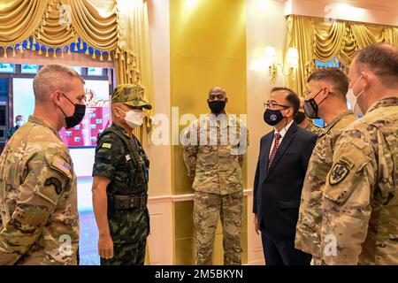 Generalmajor Joseph Ryan, zweiter von rechts, kommandierender General der 25. Infanterieabteilung, trifft sich mit Michael Heath, dem dritten von rechts, dem US-amerikanischen Affaires a.i Mission in Thailand und General Narongpan Jitkaewthae, zweiter von links, der Oberbefehlshaber der Königlichen thailändischen Armee, vor der Eröffnungszeremonie von Hanuman Guardian 2022 im Infanteriezentrum, Khao Noi, Königreich Thailand, 24. Februar 2022. Hanuman Guardian 2022 ist die 11. Iteration der jährlichen bilateralen USA Army Pacific Theater Security Cooperation Program Veranstaltung mit dem Royal Thai durchgeführt Stockfoto