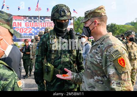 Generalmajor Joseph Ryan, der kommandierende General der 25. Infanterie-Division, überreicht nach der Eröffnungszeremonie von Hanuman Guardian 2022 im Infanteriezentrum, Khao Noi, Königreich Thailand, am 24. Februar 2022 einen Soldaten der königlichen thailändischen Armee mit einer Herausforderungsmünze. Hanuman Guardian 2022 ist die 11. Iteration der jährlichen bilateralen USA Army Pacific Theater Security Cooperation Program Veranstaltung mit der Royal Thai Army in Abstimmung mit dem United States Indo-Pacific Command. Im Rahmen der Pacific Pathways Reihe besteht das Ziel von HG22 darin, engere Beziehungen zu fördern, die Bereitschaft zu erhöhen und en Stockfoto