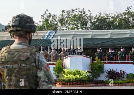 EIN US-AMERIKANISCHER Der Soldat steht in Formation, als General Narongpan Jitkaewthae, Oberbefehlshaber der Königlichen thailändischen Armee, anlässlich der Eröffnungszeremonie für Hanuman Guardian 2022 im Infanteriezentrum, Khao Noi, Königreich Thailand, am 24. Februar 2022 Stellung nimmt. Hanuman Guardian 2022 ist die 11. Iteration der jährlichen bilateralen USA Army Pacific Theater Security Cooperation Program Veranstaltung mit der Royal Thai Army in Abstimmung mit dem United States Indo-Pacific Command. Als Teil der Pacific Pathways Serie ist das Ziel von HG22 die Förderung engerer Beziehungen, die Steigerung der Bereitschaft und die Verbesserung der Interope Stockfoto