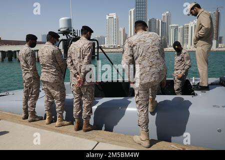 MARINEUNTERSTÜTZUNGSAKTION BAHRAIN (23. Februar 2022) Mitglieder der Royal Saudi Naval Forces besichtigen ein unbemanntes Schiff MANTAS T-38 an Bord der Marineunterstützungsaktion Bahrain. Februar 23. Die USA Die Integration neuer unbemannter Systeme und künstlicher Intelligenz durch die Navy ermöglicht einen besseren Schutz strategisch wichtiger Seewege und sicherere Meere für den freien Handelsverkehr. Stockfoto