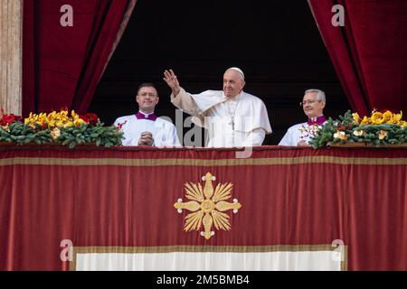 Vatikanstadt, Vatikan. 25. Dezember 2022. Papst Franziskus winkt vom Balkon des Petersdoms mit Blick auf den Petersplatz. (Kreditbild: © Stefano Costantino/SOPA Bilder über ZUMA Press Wire) Stockfoto