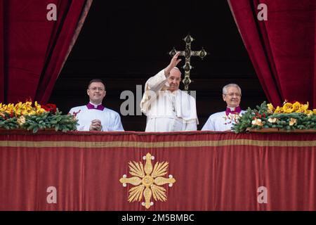 Vatikanstadt, Vatikan. 25. Dezember 2022. Papst Franziskus winkt vom Balkon des Petersdoms mit Blick auf den Petersplatz. (Kreditbild: © Stefano Costantino/SOPA Bilder über ZUMA Press Wire) Stockfoto