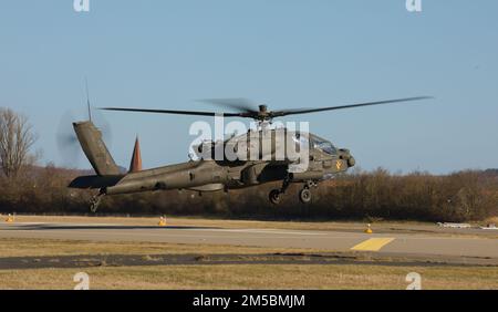 US-Soldaten aus 7. Squadron, 17 Calvary Regiment, 1. Air Calvary Brigade, 1. Cavalry Division, fliegen drei AH64 E-Apaches aus Storck Barracks, Illeshiem, Deutschland, und sind auf dem Weg nach Polen, 23. Februar 2022. Elemente von 1ACB wurden angewiesen, sich neu zu positionieren, um die Entscheidung der Vereinigten Staaten zu unterstützen, ihre Präsenz und Aktivitäten in Europa zu erhöhen, als Teil unseres starken und unermüdlichen Engagements gegenüber unseren NATO-Verbündeten und -Partnern [USA Army Fotos von PFC. Destinee Rodriguez) Stockfoto
