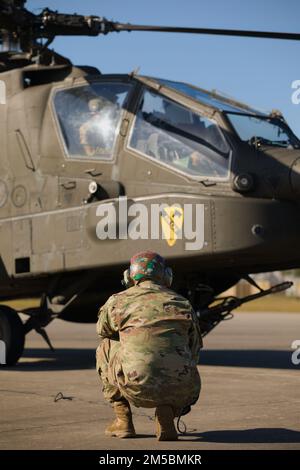US-Soldaten aus 7. Squadron, 17 Calvary Regiment, 1. Air Calvary Brigade, 1. Cavalry Division, fliegen drei AH64 E-Apaches aus Storck Barracks, Illeshiem, Deutschland, und sind auf dem Weg nach Polen, 23. Februar 2022. Elemente von 1ACB wurden angewiesen, sich neu zu positionieren, um die Entscheidung der Vereinigten Staaten zu unterstützen, ihre Präsenz und Aktivitäten in Europa zu erhöhen, als Teil unseres starken und unermüdlichen Engagements gegenüber unseren NATO-Verbündeten und -Partnern [USA Army Fotos von PFC. Destinee Rodriguez) Stockfoto
