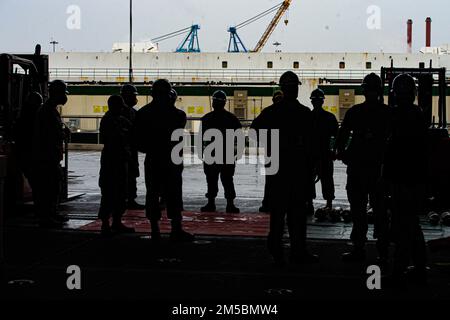 220223-N-YS746-1074 PORTSMOUTH, VA (23. Februar 2022) Seeleute nehmen an einer Übung an Bord des Flugzeugträgers der Nimitz-Klasse USS Dwight D. Eisenhower (CVN 69) Teil. IKE ist derzeit in der Grundphase des optimierten Flottenreaktionsplans (OFRP) an der Norfolk Naval Shipyard präsent. Stockfoto