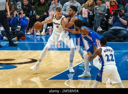 Washington, USA. 27. Dezember 2022. WASHINGTON, DC - 27. DEZEMBER: Philadelphia 76ers Forward Tobias Harris (12) drängt sich während eines NBA-Spiels zwischen den Washington Wizards und den Philadelphia 76ers am 27. Dezember 2022 in der Capital One Arena in Washington, DC, in das Washington Wizards Center Kristaps Porzingis (6). (Foto: Tony Quinn/SipaUSA) Guthaben: SIPA USA/Alamy Live News Stockfoto