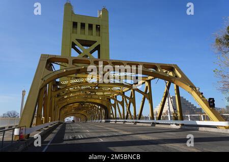 Ein allgemeiner Gesamtblick auf die Tower Bridge über den Sacramento River, die West Capitol Avenue und Tower Bridge Gateway in West Sacramento mit der Capitol Mall verbindet, Samstag, 24. Dezember 2022, in Sacramento, Kalif. Stockfoto