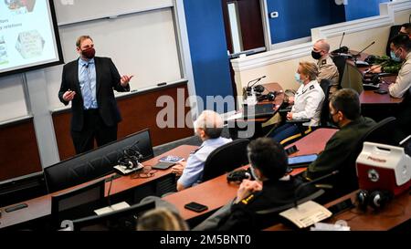 Inter-American Defense College Leadership begrüßt die Studenten des Army war College zu einem Besuch des IADC in Fort Lesley J. McNair, Washington, D.C. am 23. Februar 2022. Während des Besuchs wurden die Studenten von der Führung unterwiesen und erhielten einen Einführungskurs von einem Mitglied der Hochschulfakultät. Stockfoto