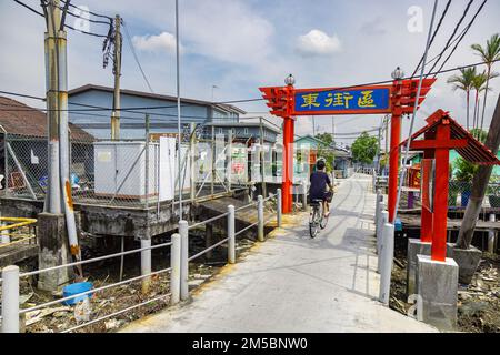 Pulau Ketam, Malaysia - 26. Dezember 2022: Pulau Ketam bedeutet Krabbeninsel, es ist eine kleine Insel vor der Küste von Klang. Blick auf die Straße Stockfoto