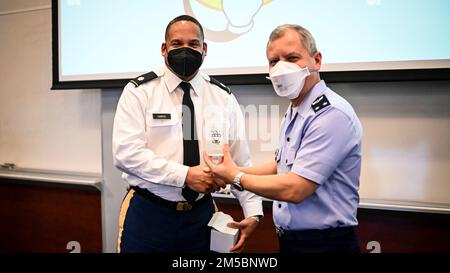 Inter-American Defense College Leadership begrüßt die Studenten des Army war College zu einem Besuch des IADC in Fort Lesley J. McNair, Washington, D.C. am 23. Februar 2022. Während des Besuchs wurden die Studenten von der Führung unterwiesen und erhielten einen Einführungskurs von einem Mitglied der Hochschulfakultät. Stockfoto