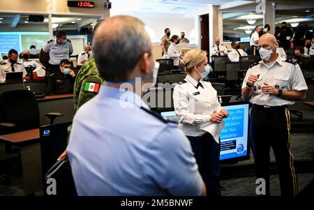 Inter-American Defense College Leadership begrüßt die Studenten des Army war College zu einem Besuch des IADC in Fort Lesley J. McNair, Washington, D.C. am 23. Februar 2022. Während des Besuchs wurden die Studenten von der Führung unterwiesen und erhielten einen Einführungskurs von einem Mitglied der Hochschulfakultät. Stockfoto