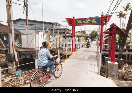 Pulau Ketam, Malaysia - 26. Dezember 2022: Pulau Ketam bedeutet Krabbeninsel, es ist eine kleine Insel vor der Küste von Klang. Blick auf die Straße Stockfoto