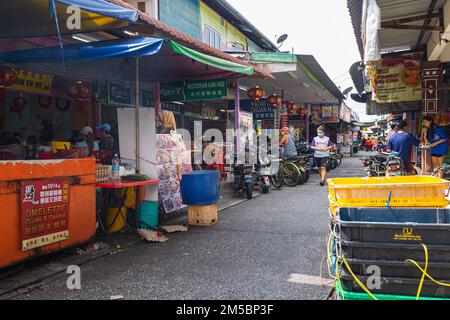 Pulau Ketam, Malaysia - 26. Dezember 2022: Pulau Ketam bedeutet Krabbeninsel, es ist eine kleine Insel vor der Küste von Klang. Blick auf die Straße Stockfoto