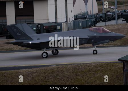 EIN US-AMERIKANISCHER Air Force F-35A Lightning II, 34. Kampfgeschwader, Luftwaffenstützpunkt Hill, Utah, Taxis am Luftwaffenstützpunkt Spangdahlem, Deutschland, 24. Februar 2022. Die Fähigkeit der USAFE, die Luftpolizeimissionen der NATO zu unterstützen und sich in diese zu integrieren, stärkt die Solidarität, die kollektive Entschlossenheit und die Fähigkeit des Bündnisses, sich an ein dynamisches Umfeld der Kriegskämpfe anzupassen. Stockfoto