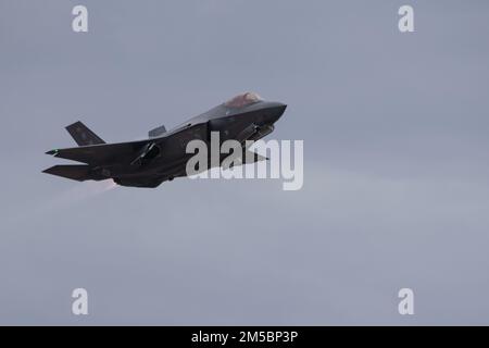 EIN US-AMERIKANISCHER Air Force F-35A Lightning II, 34. Kampfgeschwader, Hill Air Force Base, Utah, startet am Spangdahlem Air Base, Deutschland, 24. Februar 2022. Die Entsendung dieser Truppen ist ein Beweis für das starke Engagement für unsere Alliierten der Nordatlantikvertrags-Organisation und für ein ganzes, freies und friedliches Europa. Stockfoto