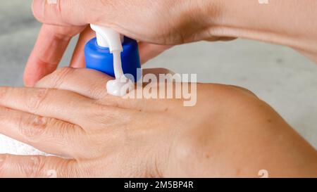 Frauenhände tragen Handcreme auf, Nahaufnahme Stockfoto