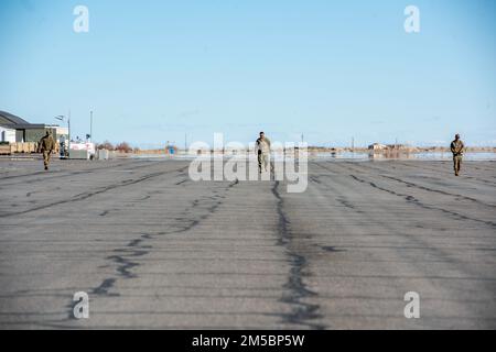 Die Flieger des 366. Kampfflügels führen am Wendover Airfield Flightline, Utah, am 17. Februar 2022 einen Fremdkörper-Trümmermarsch durch. FOD-Laufstege sind dafür ausgelegt, Müll, Steine, lose Metallgegenstände oder andere Gefahren von der Fluglinie zu Bergen, die möglicherweise Schäden an Flugzeugen verursachen könnten. Stockfoto