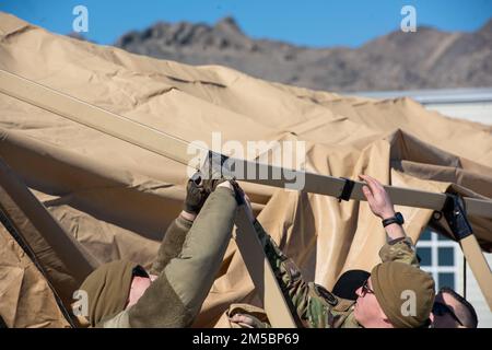 USA Air Force Airmen aus dem 366. Fighter Wing arbeiten zusammen, um während der Übung Gila Monster auf dem Wendover Airfield, Utah, vom 17. Bis 18. Februar 2022 einen provisorischen Unterschlupf zu bauen. Gunfighter aus verschiedenen Karrierefeldern setzten sich um und operierten ein Luftbasisgeschwader außerhalb ihres Haupteinsatzortes, das Führungskapazitäten demonstrierte. Stockfoto