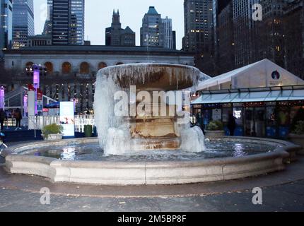 New York, New York, USA. 27. Dezember 2022. Blick auf den Josephine Shaw Lowell Memorial Fountain im Bryant Park, der nach dem Temperaturabfall am Wochenende in New York City am 27. Dezember 2022 gefroren war. Kredit: Rw/Media Punch/Alamy Live News Stockfoto