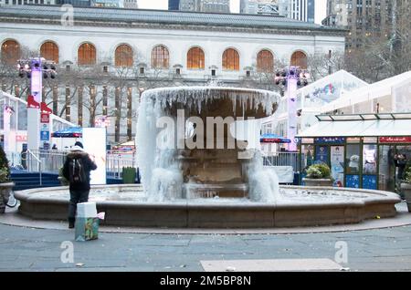 New York, New York, USA. 27. Dezember 2022. Blick auf den Josephine Shaw Lowell Memorial Fountain im Bryant Park, der nach dem Temperaturabfall am Wochenende in New York City am 27. Dezember 2022 gefroren war. Kredit: Rw/Media Punch/Alamy Live News Stockfoto