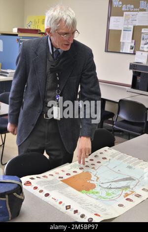 Ward Zischke, Historiker der 88. Readiness Division, deutet auf die USA Army World war II Asiatic-Pacific Theater 1941-1945 Karte während eines Brownbag Lunch am 24. Februar 2022 im Hauptquartier der Division in Fort McCoy, Wisconsin. Zischkes Präsentation handelte von der US-amerikanischen Rückeroberung der Philippinen von Oktober 1944 bis August 1945, mit besonderem Schwerpunkt auf der Schlacht von Manila gegen Luzon von Februar bis März 1945. Er sagte, er wählte dieses Thema, weil die Philippinen wichtig für die US-Geschichte sind. Stockfoto