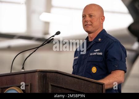 Master Chief Petty Officer Jason M. Vanderhaden, der Master Chief Petty Officer der Küstenwache, spricht während der 2022. Rede des State of the Coast Guard am Luftwaffenstützpunkt Clearwater, Florida, am 24. Februar 2022. Während der jährlichen Ansprache hat ADM. Karl Schultz, Kommandant der Küstenwache, über die Erfolge der Organisation im vergangenen Jahr nachgedacht und die gemeinsame Vision für die Zukunft der Küstenwache skizziert. Stockfoto