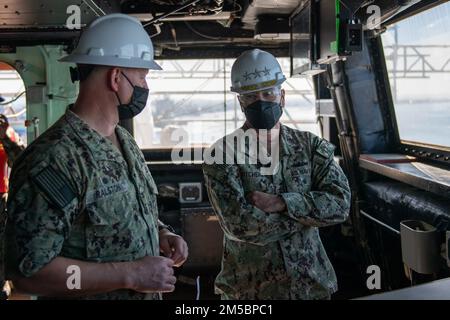 220224-N-US228-1002 SAN DIEGO (24. Februar 2022) – Vizeadmiral Roy Kitchener, Befehlshaber, Marine Surface Force, USA Pacific Fleet, richtig, spricht mit Kapitän Kevin Ralston, dem kommandierenden Offizier des Amphibienschiffs USS San Diego (LPD 22) der San Antonio-Klasse, während eines geplanten Besuchs des Schiffes. An Bord bewertete Kitchener den aktuellen Stand der Schiffsbereitschaft und sprach mit Seeleuten. Stockfoto