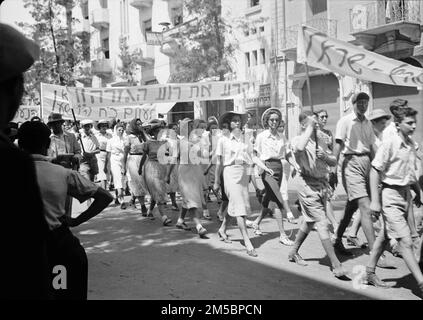 Jüdische Protestdemonstrationen gegen das Weißbuch Palästina, 18. Mai 1939. Zionistische junge Männer und Mädchen auf der King George Avenue in Jerusalem nach der Londoner Konferenz (1939) veröffentlichte die britische Regierung ein Weißbuch, in dem eine Beschränkung der jüdischen Einwanderung aus Europa, Beschränkungen für den Erwerb jüdischer Landschaften, Und ein Programm zur Schaffung eines unabhängigen Staates, der das Mandat innerhalb von zehn Jahren ersetzen soll. Stockfoto