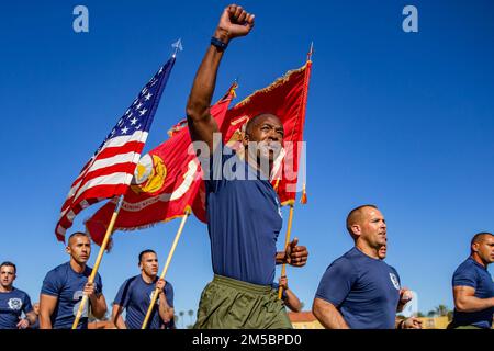 USA Marinekorps Oberst Joseph J. Jones, kommandierender Offizier des Recruit Training Regiment (RTR) leitet den Motivationslauf bei Marine Corps Recruit Depot, San Diego, 24. Februar 2022. Jones führte den 3-Meilen-Lauf zusammen mit den anderen Führern des 3. Recruit Training Bataillons an. Der Motivationslauf wurde zur Feier des Abschlusses der Rekrutierungsausbildung für Lima Marines durchgeführt. Stockfoto