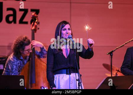 Rom, Italien. 27. Dezember 2022. Simona Bencini & LMG 4ET im Casa del Jazz in Rom. Der Sänger von Dirotta did Cuba kehrt mit „UNFINISHED“ zurück, einem Album von unveröffentlichten Jazzsongs, das während des Lockdowns von 2020 abgeschlossen wurde, und wird von LMG 4tet begleitet, wobei die Aufstellung wie folgt zusammengestellt wird: Simona Bencini - Vocals, Mario Rosini - Piano, Mimmo Campanale - Drums, Gaetano Partipilo - Saxe, Giorgio Vendola - Doppelbass. (Foto: Daniela Franceschelli/Pacific Press) Kredit: Pacific Press Media Production Corp./Alamy Live News Stockfoto