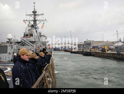 PLYMOUTH, Vereinigtes Königreich (24. Februar 2022) – Matrosen bewachen die Schienen entlang des Cockpits, wenn sie Plymouth, Vereinigtes Königreich, verlassen, während sie an Bord der Arleigh-Burke-Klasse-Guided-Missile Destroyer USS Porter (DDG 78), 24. Februar 2022. Porter, nach Rota, Spanien, ist derzeit in den USA im Einsatz Sechster Einsatzbereich der Flotte zur Unterstützung regionaler Verbündeter und Partner sowie nationaler Sicherheitsinteressen der USA in Europa und Afrika. Stockfoto