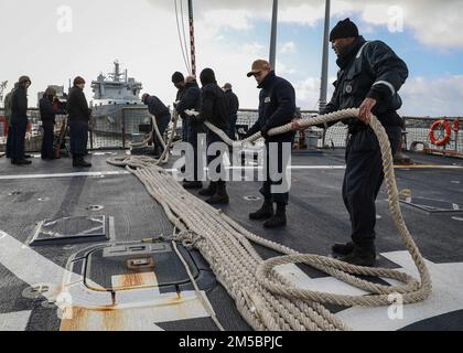 PLYMOUTH, Vereinigtes Königreich (24. Februar 2022) – Matrosen legen eine Anlegestelle auf dem Flugdeck an Bord der Arleigh-Burke-Klasse-Guided-Missile Destroyer USS Porter (DDG 78), 24. Februar 2022. Porter, nach Rota, Spanien, ist derzeit in den USA im Einsatz Sechster Einsatzbereich der Flotte zur Unterstützung regionaler Verbündeter und Partner sowie nationaler Sicherheitsinteressen der USA in Europa und Afrika. Stockfoto