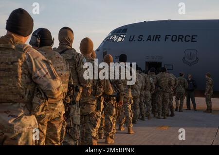 Soldaten des 2. Bataillons, 503. Fallschirm-Infanterie-Regiment, 173. Luftwaffe, C130J. Herkules am Luftwaffenstützpunkt Aviano, Italien, 24. Februar 2022. Fallschirmjäger wurden diese Woche nach Lettland entsandt, um das Engagement der Vereinigten Staaten für unsere NATO-Alliierten zu demonstrieren und die Verteidigungsfähigkeiten zu stärken. Diese Neupositionierung dient dazu, unsere Alliierten und Partner von unserem grundsoliden Engagement für die NATO zu überzeugen. Stockfoto