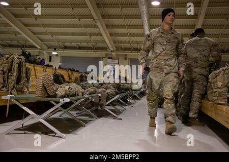 Soldaten des 2. Bataillons, 503. Fallschirm-Infanterie-Regiment, 173. Luftwaffe, C130J. Herkules am Luftwaffenstützpunkt Aviano, Italien, 24. Februar 2022. Fallschirmjäger wurden diese Woche nach Lettland entsandt, um das Engagement der Vereinigten Staaten für unsere NATO-Alliierten zu demonstrieren und die Verteidigungsfähigkeiten zu stärken. Diese Neupositionierung dient dazu, unsere Alliierten und Partner von unserem grundsoliden Engagement für die NATO zu überzeugen. Stockfoto