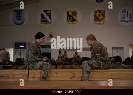 Soldaten des 2. Bataillons, 503. Fallschirm-Infanterie-Regiment, 173. Luftwaffe, C130J. Herkules am Luftwaffenstützpunkt Aviano, Italien, 24. Februar 2022. Fallschirmjäger wurden diese Woche nach Lettland entsandt, um das Engagement der Vereinigten Staaten für unsere NATO-Alliierten zu demonstrieren und die Verteidigungsfähigkeiten zu stärken. Diese Neupositionierung dient dazu, unsere Alliierten und Partner von unserem grundsoliden Engagement für die NATO zu überzeugen. Stockfoto