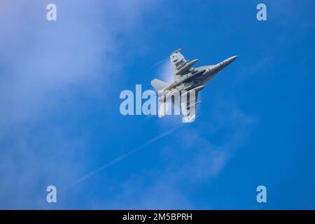 PHILIPPINE SEA (24. Februar 2022) ein F/A-18E Super Hornet, das den "Vigilanten" der Streikkfighter Squadron (VFA) 151 zugeteilt wurde, fliegt über das Cockpit des Flugzeugträgers der Nimitz-Klasse USS Abraham Lincoln (CVN 72). Die Abraham Lincoln Strike Group befindet sich in einem geplanten Einsatz im US-7.-Flottenbereich, um die Interoperabilität durch Allianzen und Partnerschaften zu verbessern und gleichzeitig als einsatzbereite Truppe zur Unterstützung einer freien und offenen Region Indo-Pacific zu fungieren. Stockfoto