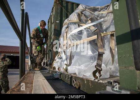 Flugzeuge mit dem 724. Luftmobilitätsgeschwader, Luftwaffenstützpunkt Aviano, Italien, beladen Ausrüstungs- und Gepäckpaletten zur Unterstützung der Soldaten, die der 173. Luftwaffenbrigade zugewiesen wurden, am 24. Februar 2022. Soldaten des 2. Bataillons, 503. Fallschirm-Infanterie-Regiment, 173. Luftwaffe, die diese Woche nach Lettland entsandt wurden, um das Engagement der Vereinigten Staaten für unsere NATO-Alliierten zu demonstrieren und die Verteidigungsfähigkeiten zu stärken. Diese Neupositionierung dient dazu, unsere Alliierten und Partner von unserem grundsoliden Engagement für die NATO zu überzeugen. Stockfoto