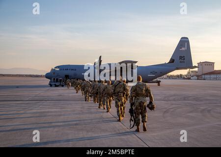 Soldaten des 2. Bataillons, 503. Fallschirm-Infanterie-Regiment, 173. Luftwaffe, C130J. Herkules am Luftwaffenstützpunkt Aviano, Italien, 24. Februar 2022. Fallschirmjäger wurden diese Woche nach Lettland entsandt, um das Engagement der Vereinigten Staaten für unsere NATO-Alliierten zu demonstrieren und die Verteidigungsfähigkeiten zu stärken. Diese Neupositionierung dient dazu, unsere Alliierten und Partner von unserem grundsoliden Engagement für die NATO zu überzeugen. Stockfoto