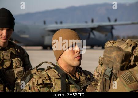 Soldaten des 2. Bataillons, 503. Fallschirm-Infanterie-Regiment, 173. Luftwaffe, C130J. Herkules am Luftwaffenstützpunkt Aviano, Italien, 24. Februar 2022. Fallschirmjäger wurden diese Woche nach Lettland entsandt, um das Engagement der Vereinigten Staaten für unsere NATO-Alliierten zu demonstrieren und die Verteidigungsfähigkeiten zu stärken. Diese Neupositionierung dient dazu, unsere Alliierten und Partner von unserem grundsoliden Engagement für die NATO zu überzeugen. Stockfoto