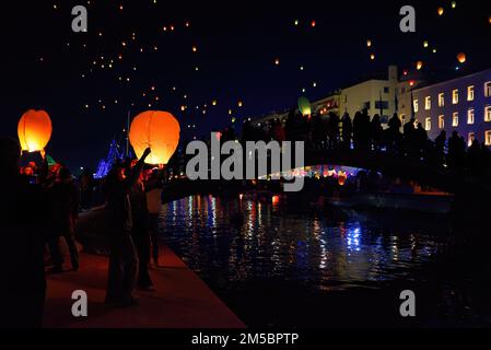 Himmelslaternen, die am Himmel schweben. Volos-Lichterfest. Bunte Fluglaternen, Griechenland Stockfoto